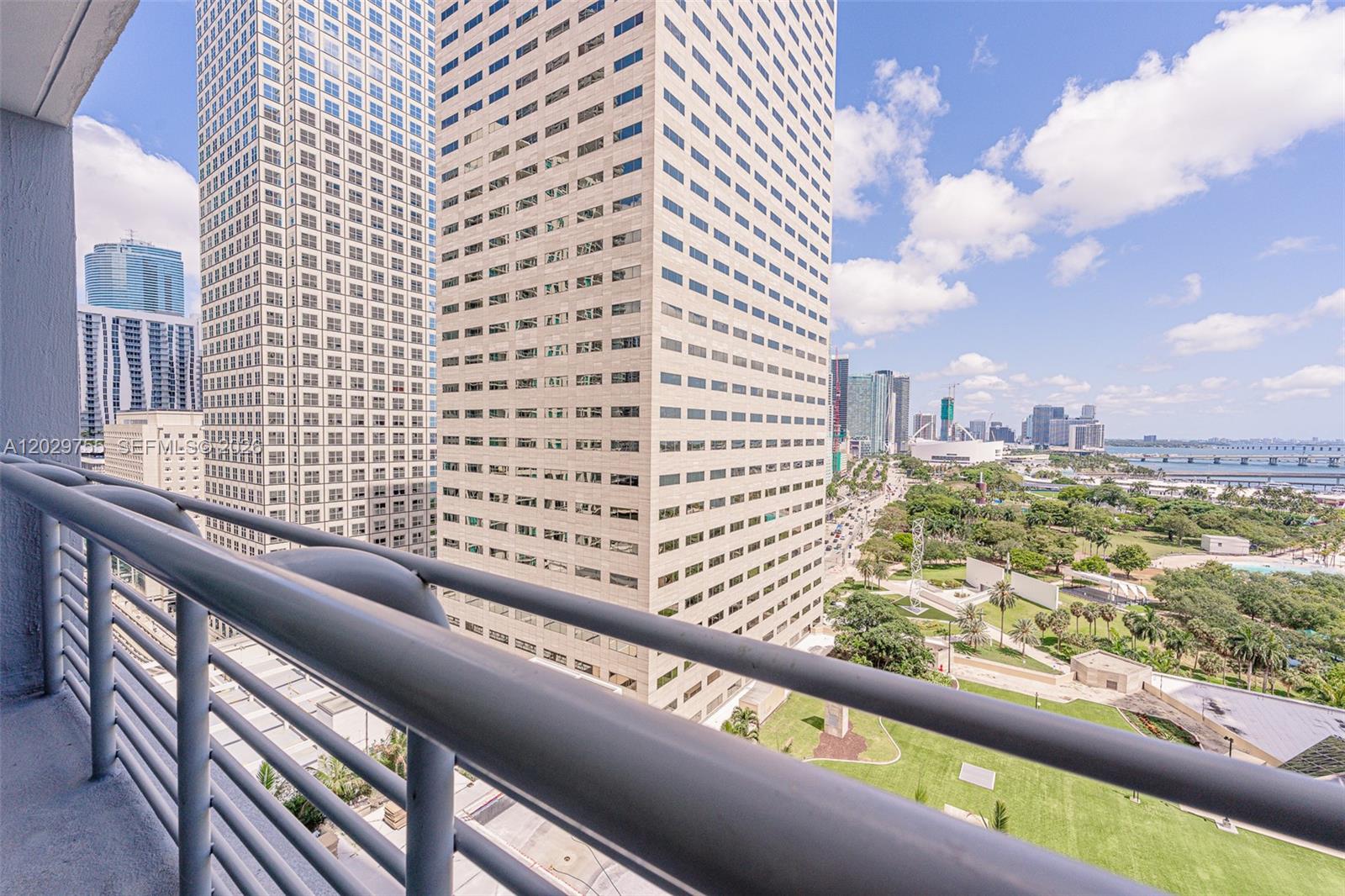 325 S Biscayne Blvd #2020, Miami FL 33131