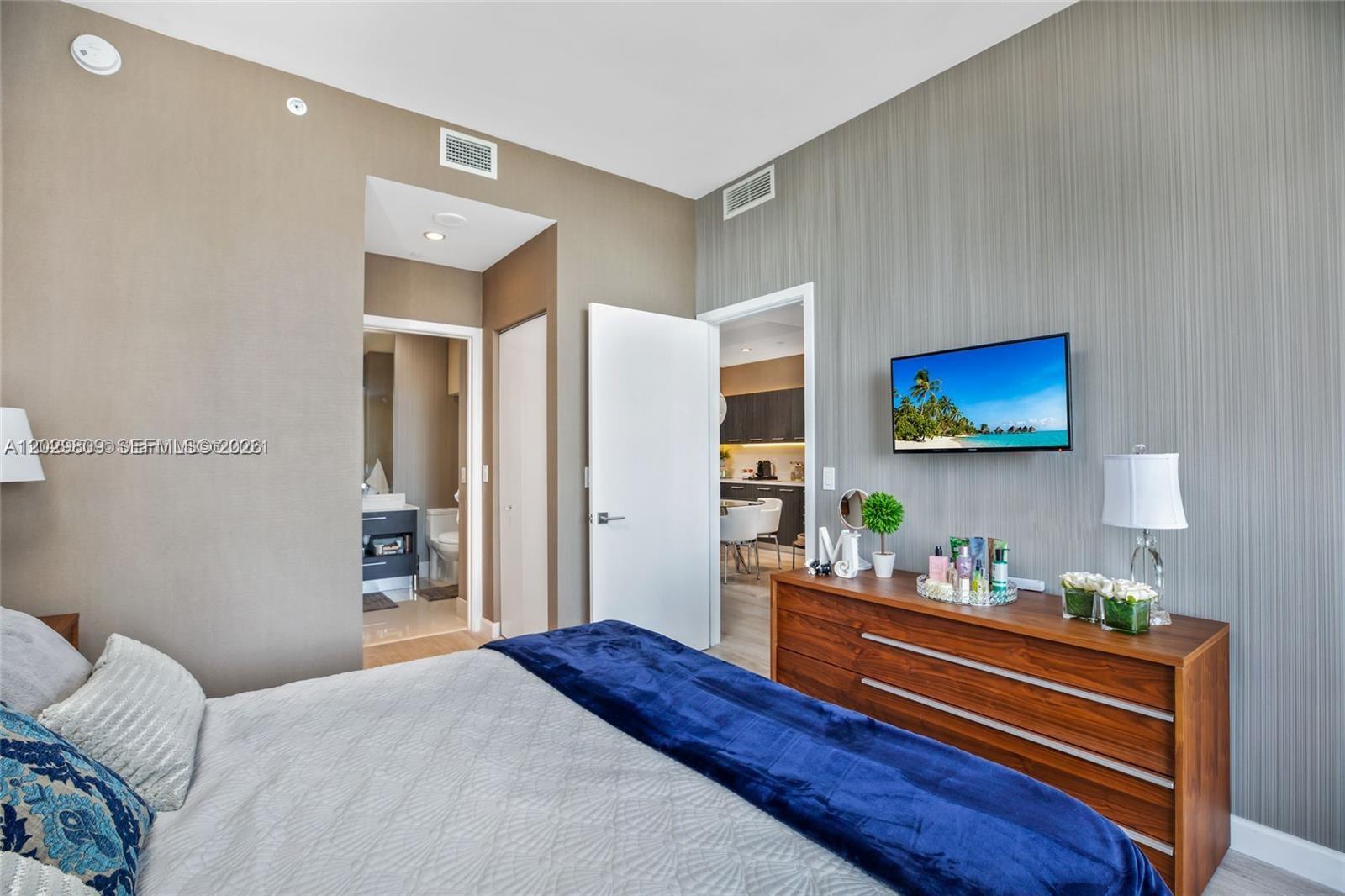 45 SW 9th St #4204, Miami FL 33130