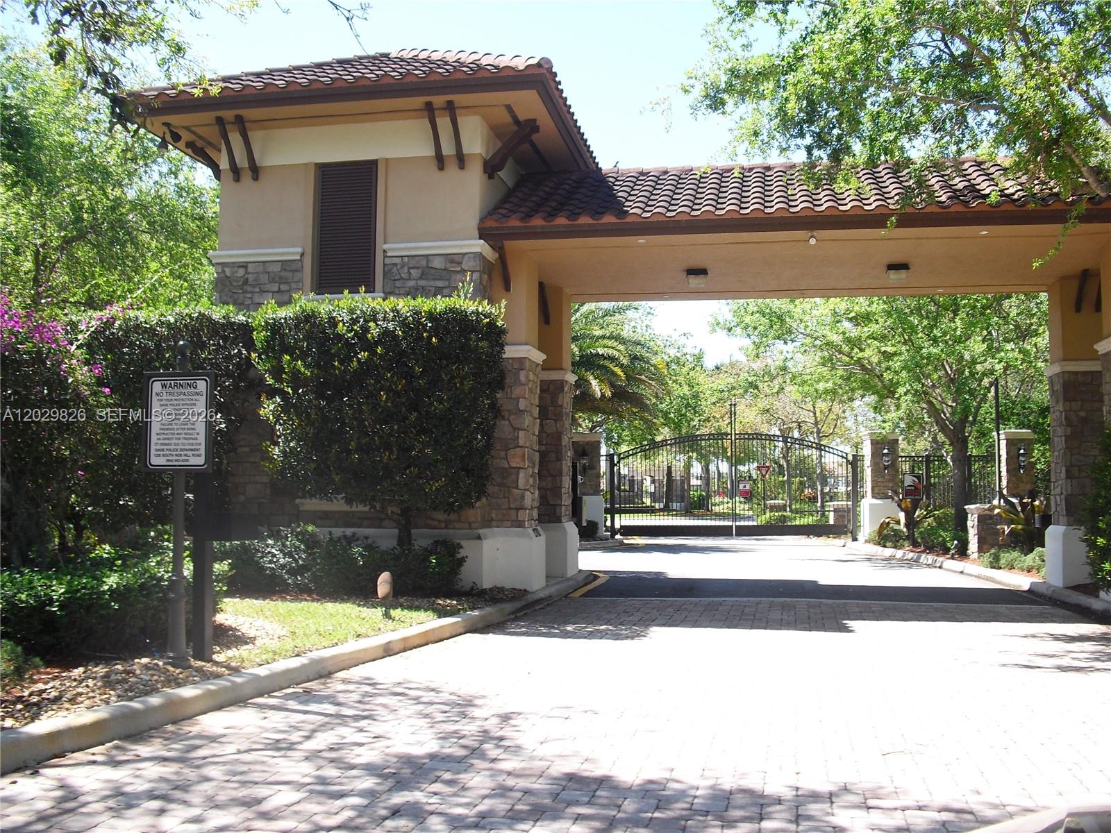 2750 E Jockey Cir E, Davie FL 33330
