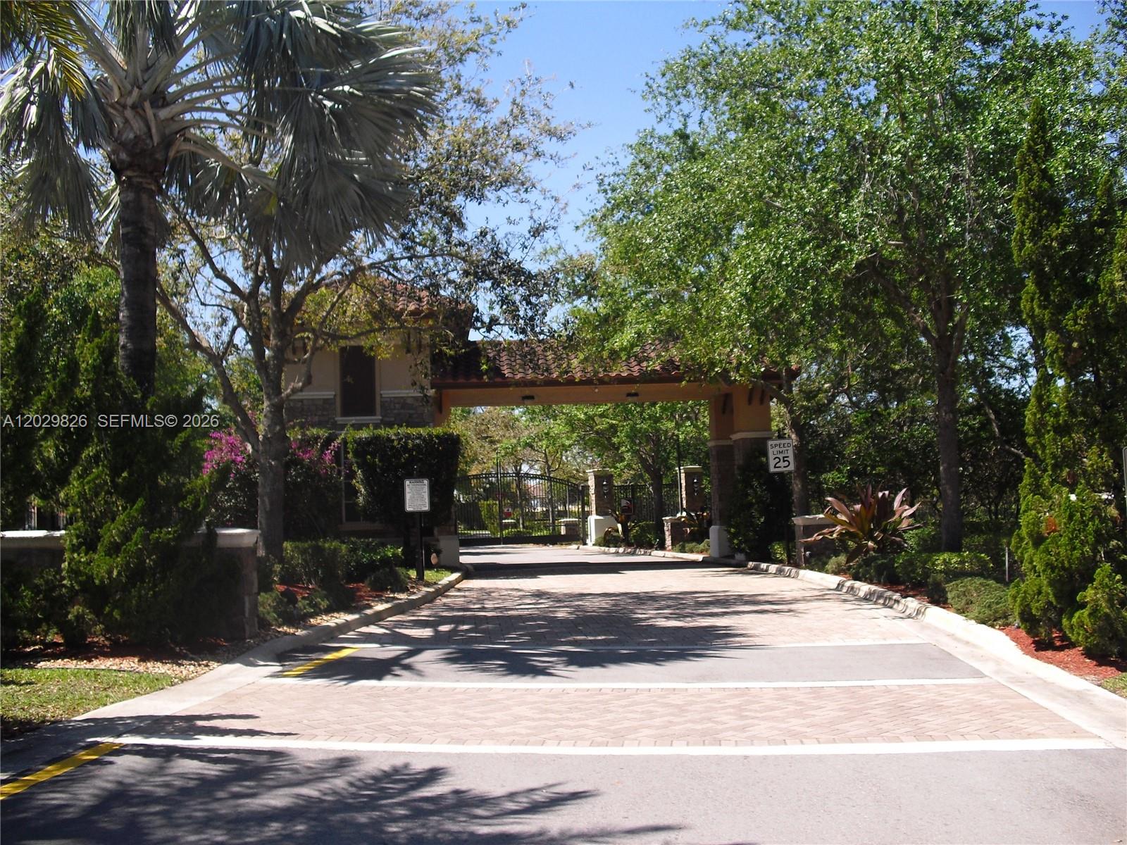 2750 E Jockey Cir E, Davie FL 33330