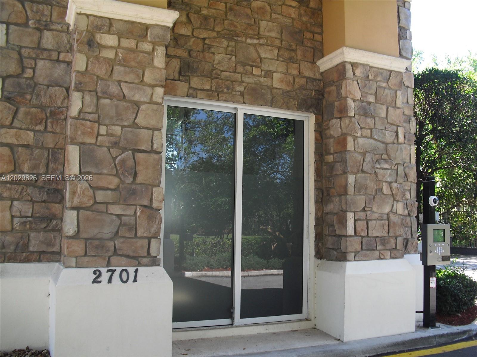 2750 E Jockey Cir E, Davie FL 33330