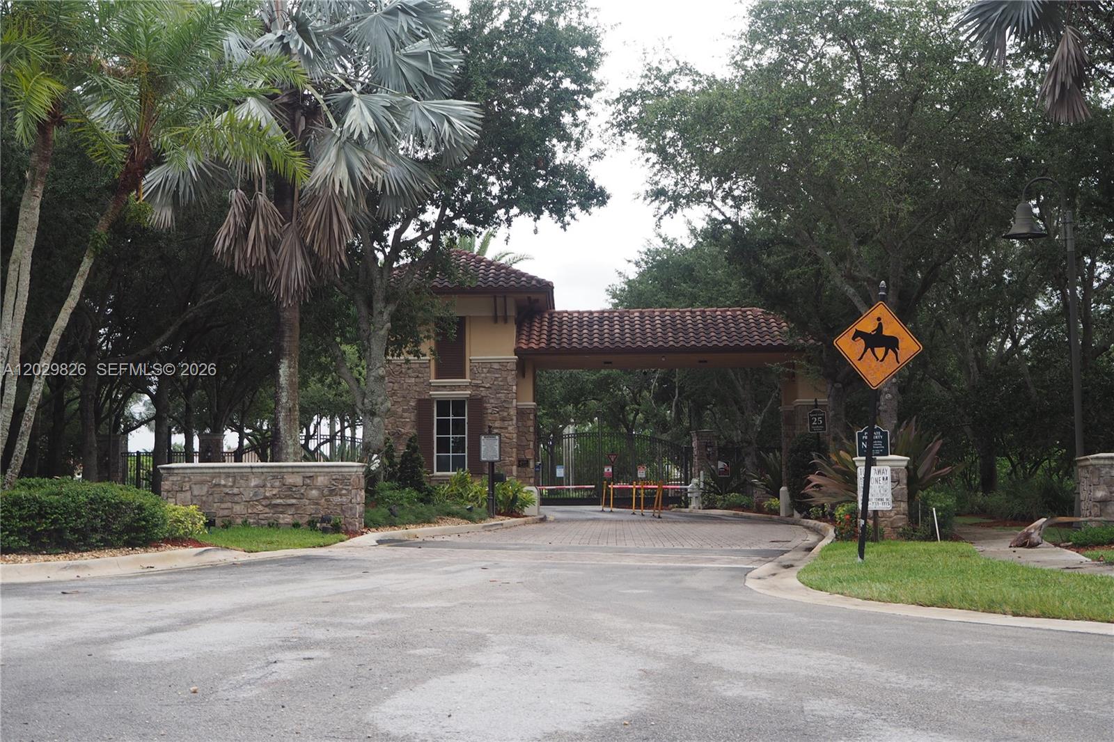 2750 E Jockey Cir E, Davie FL 33330