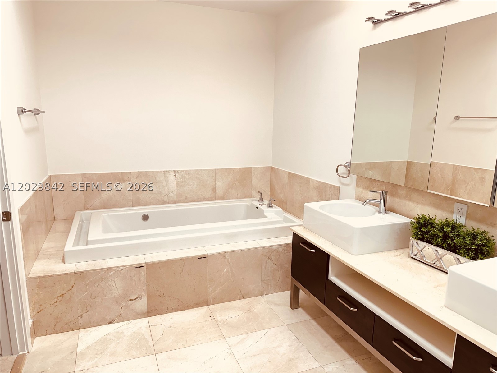 218 SE 14th St #TS206, Miami FL 33131