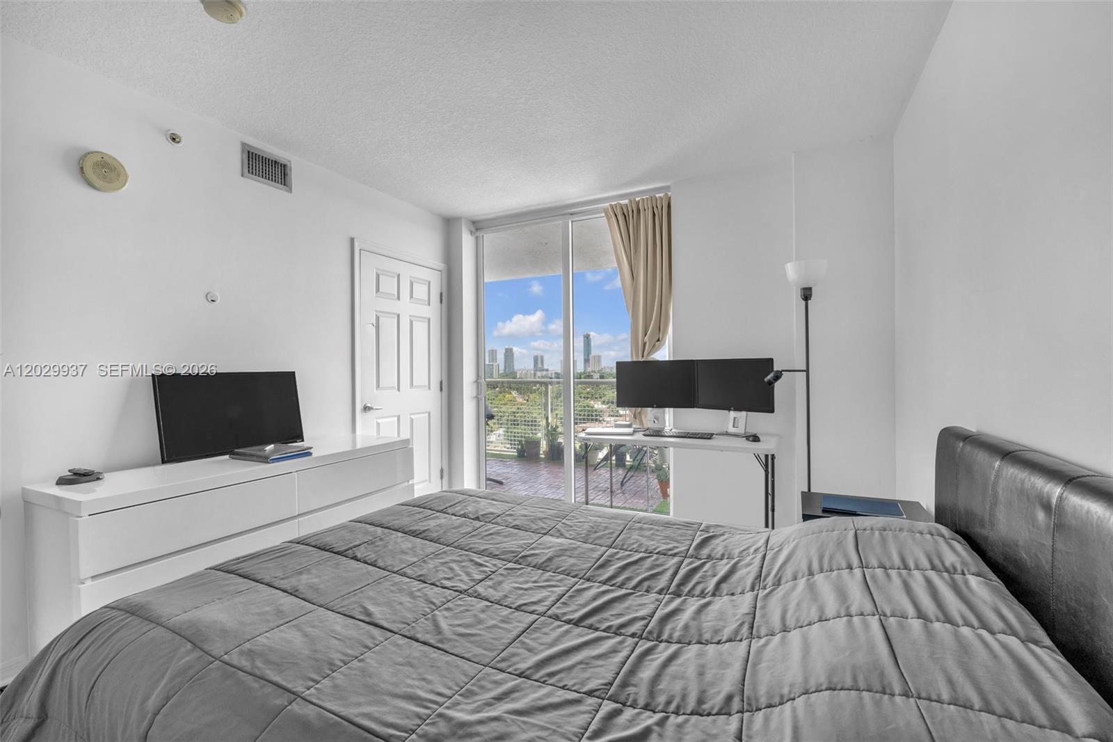 900 SW 8th St #1103, Miami FL 33130