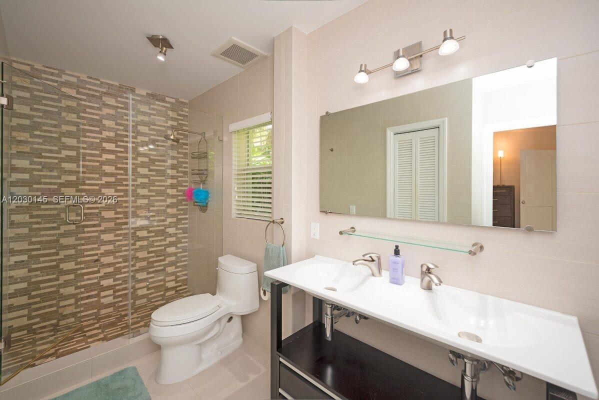 423 Alhambra Cir, Coral Gables FL 33134