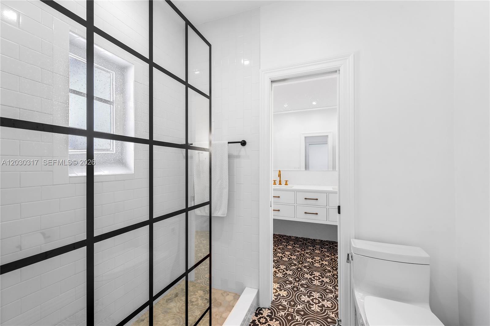 5236 Pine Tree Dr, Miami Beach FL 33140