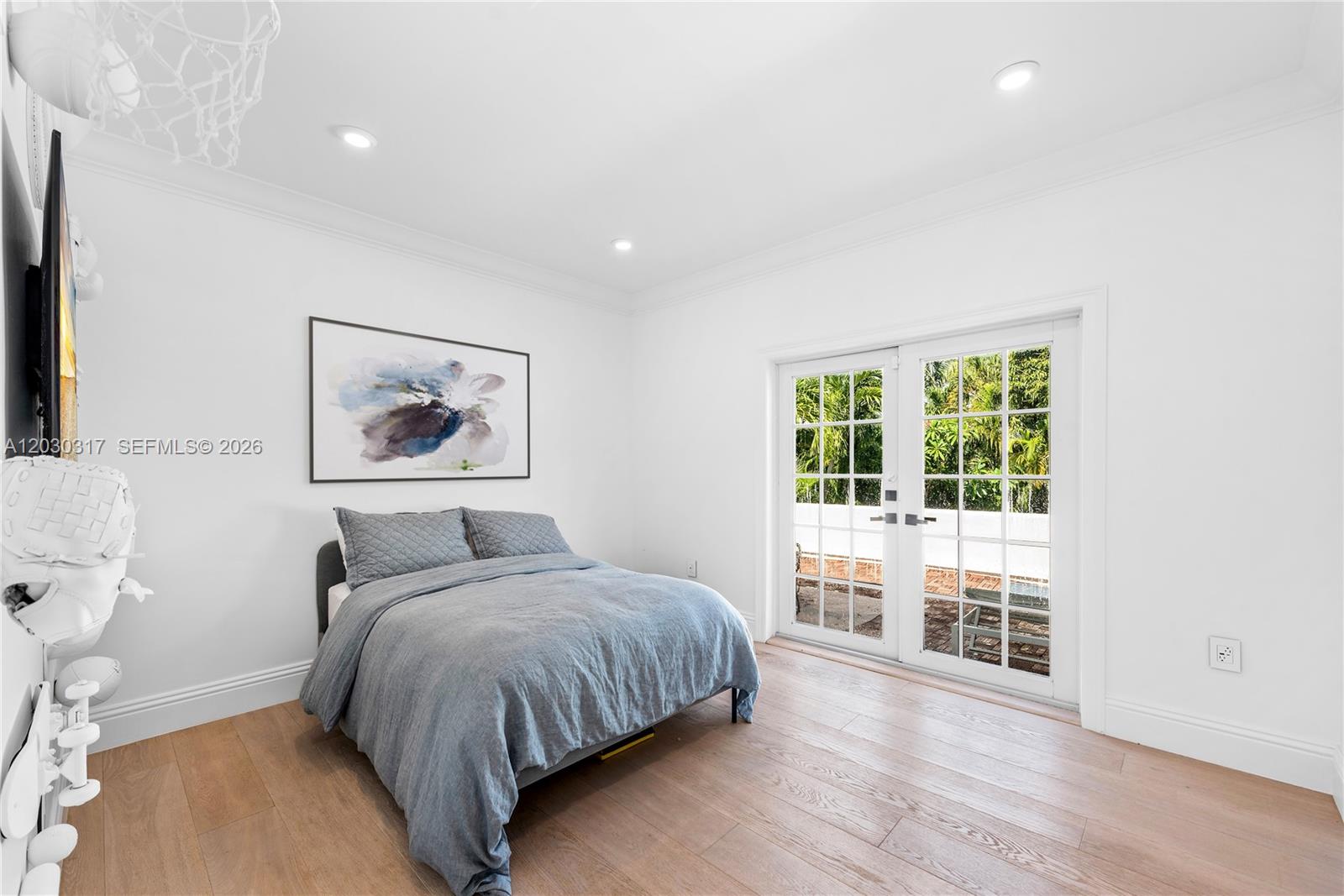 5236 Pine Tree Dr, Miami Beach FL 33140
