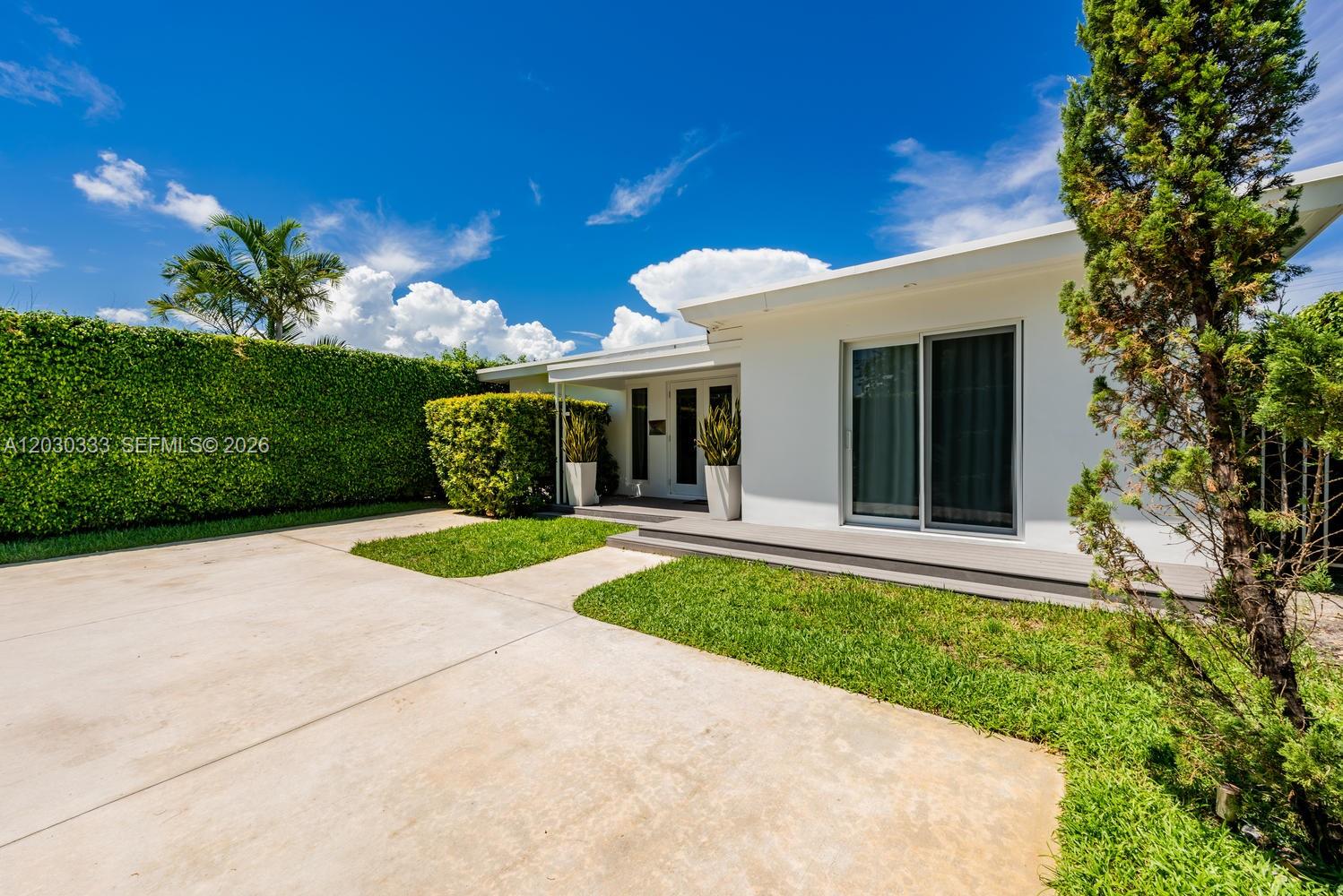 575 W 50th St, Miami Beach FL 33140