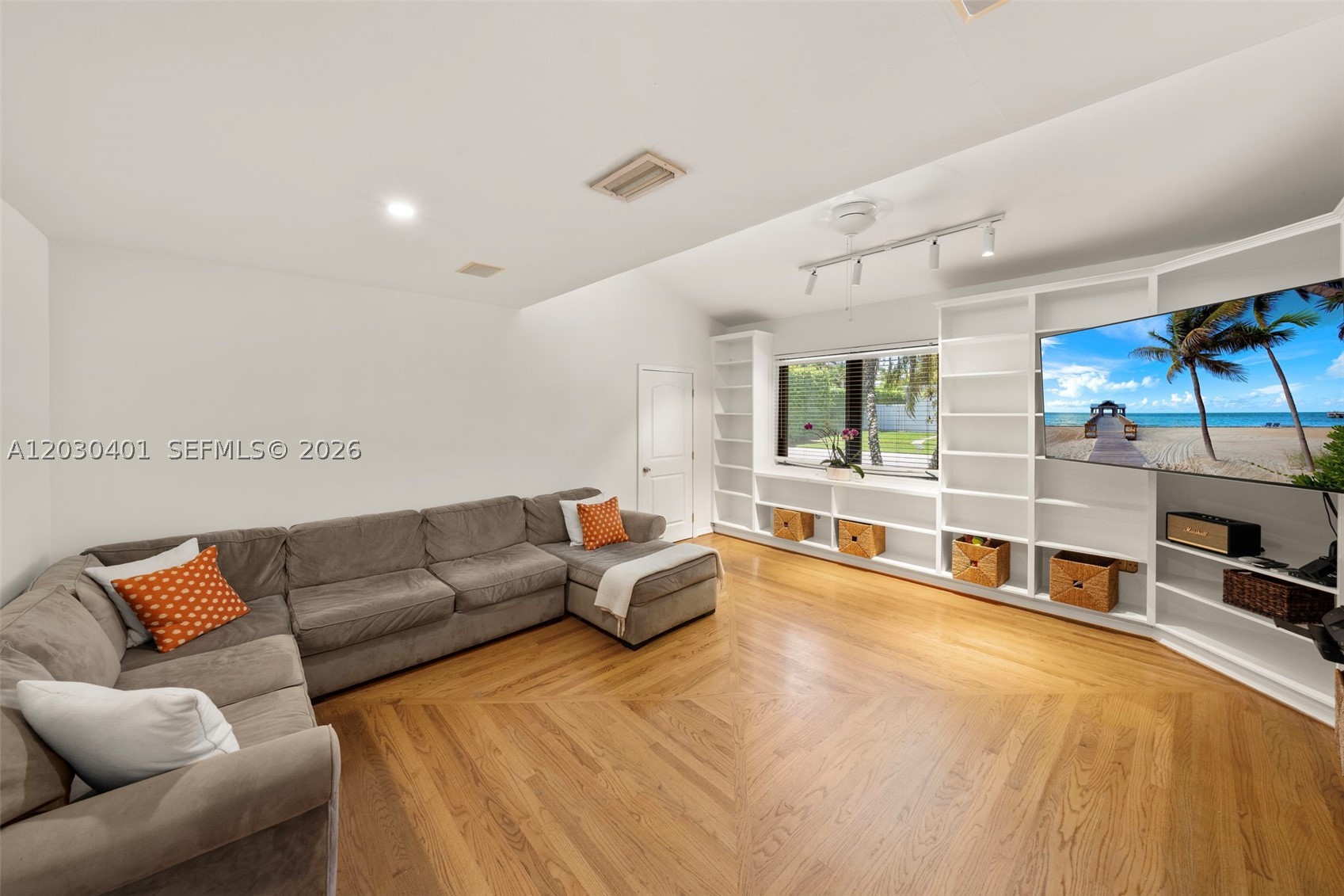 5860 Pine Tree Dr, Miami Beach FL 33140