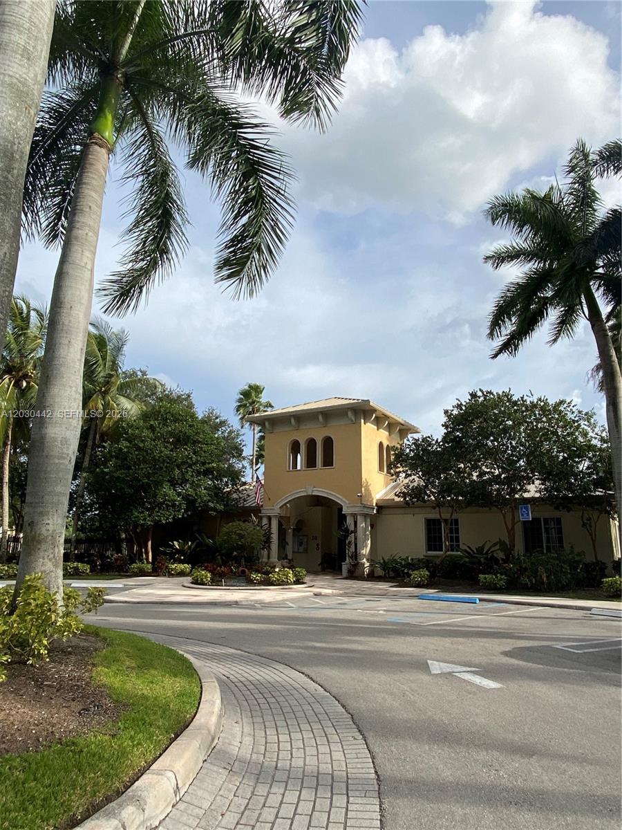 300 N Crestwood Ct N #310, Royal Palm Beach FL 33411