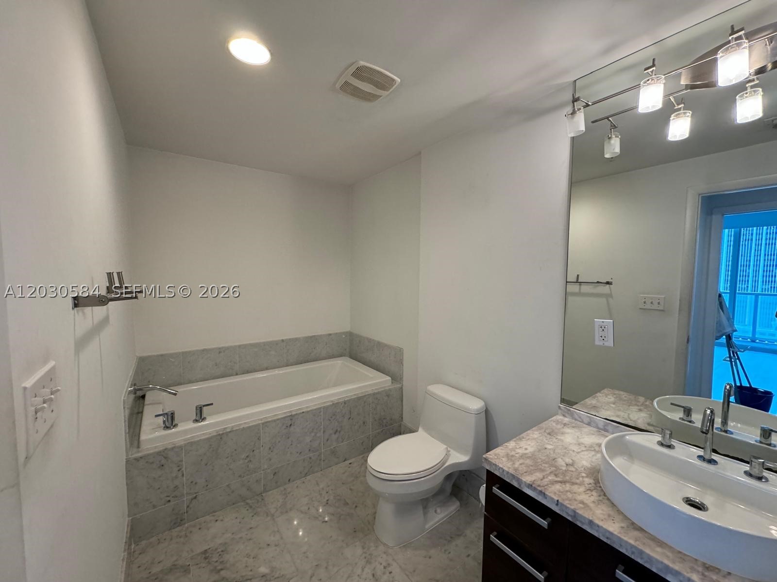 244 Biscayne Blvd #2105, Miami FL 33132