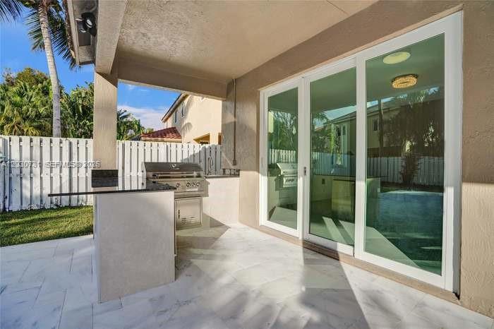 852 Heritage Dr, Weston FL 33326