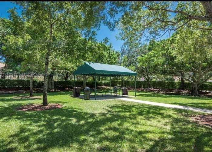 852 Heritage Dr, Weston FL 33326