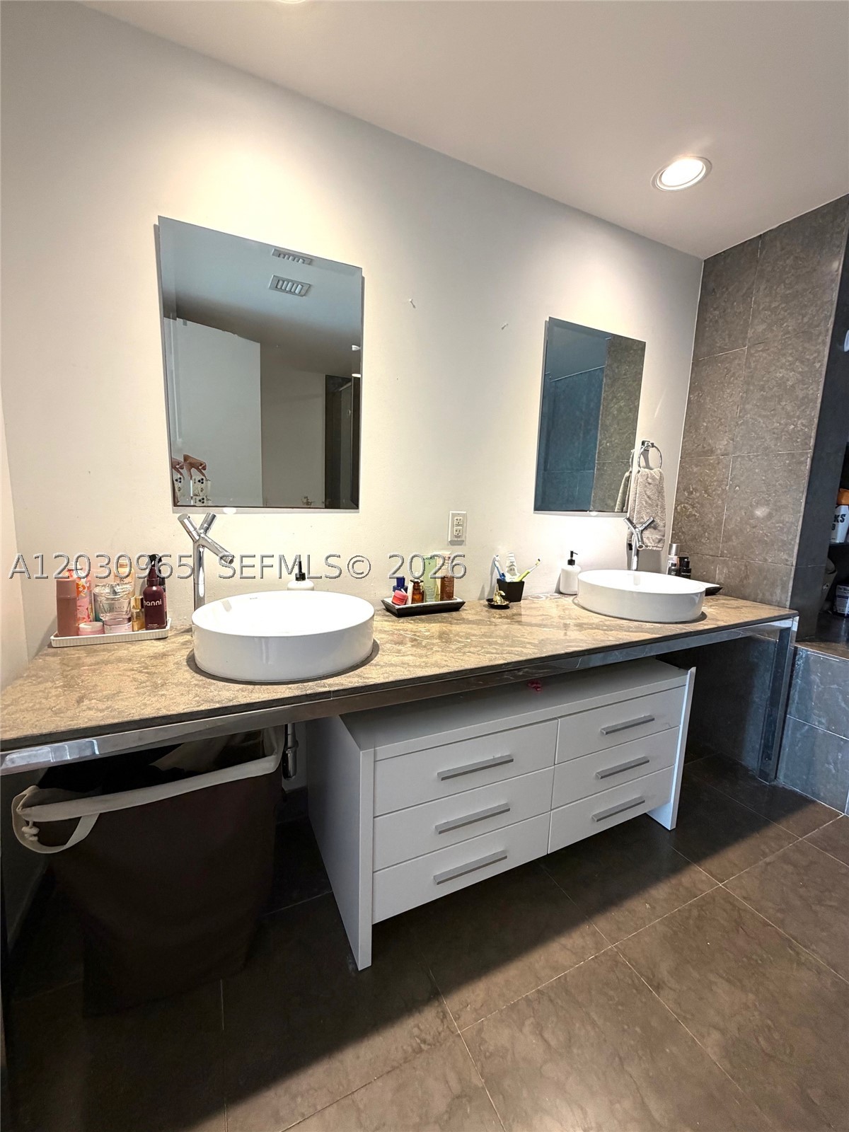 475 Brickell ave #2707, Miami FL 33131