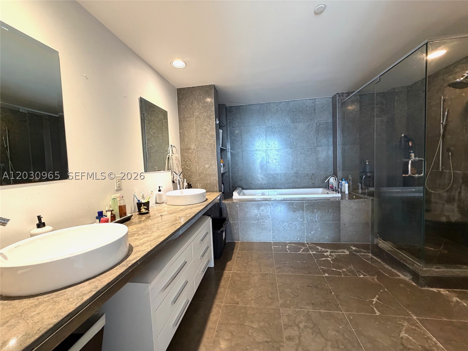 475 Brickell ave #2707, Miami FL 33131
