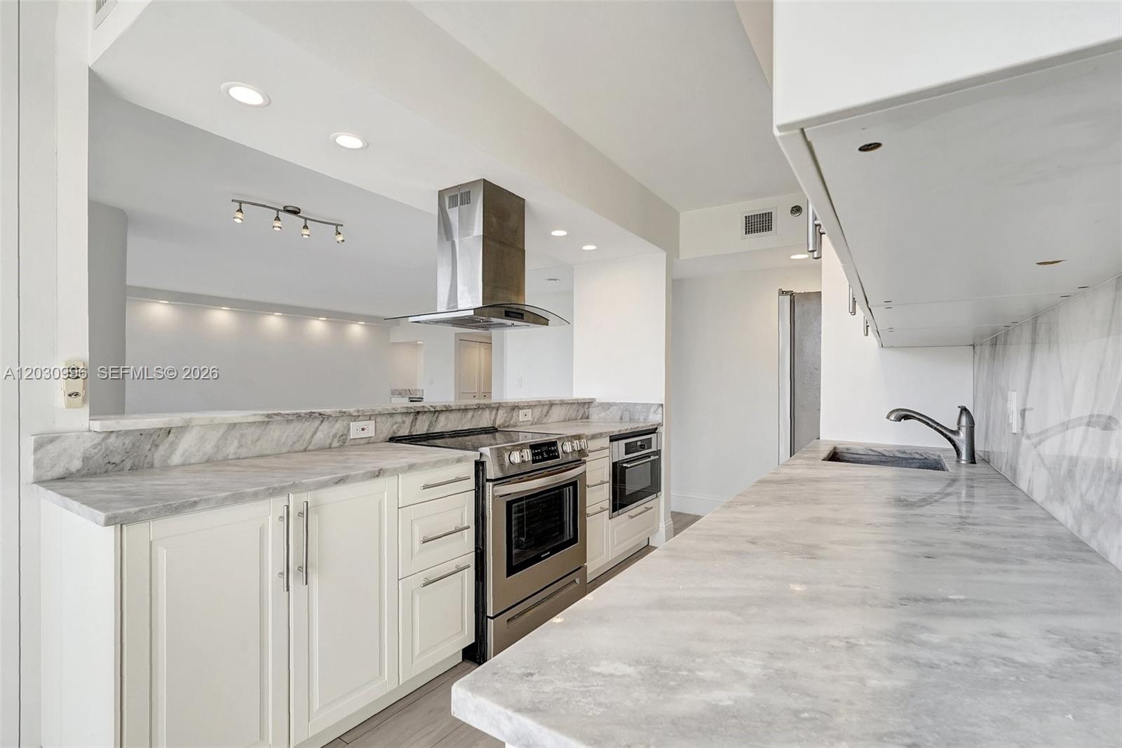 1000 Island Blvd #707, Aventura FL 33160
