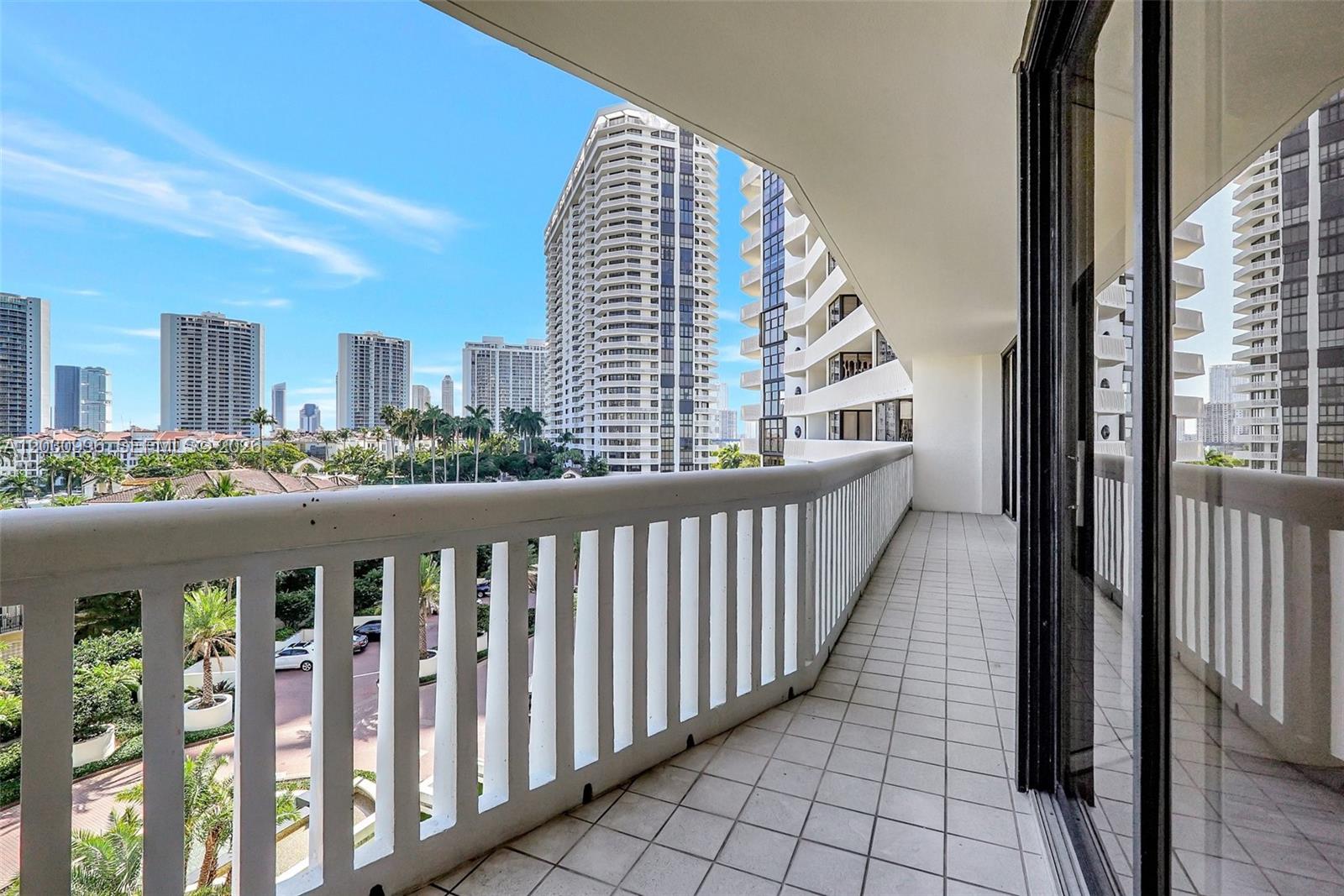 1000 Island Blvd #707, Aventura FL 33160