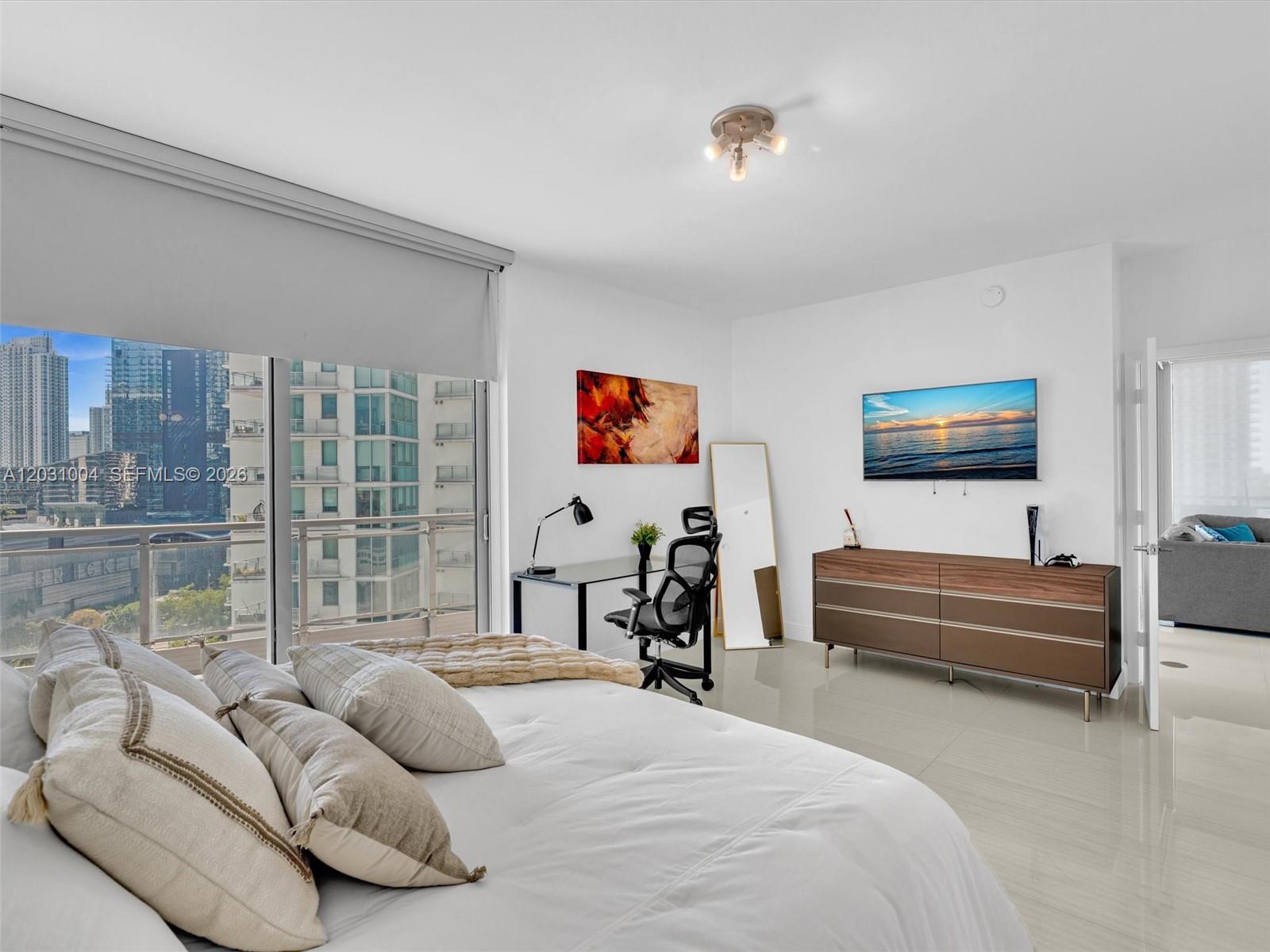 90 SW 3rd St #2013, Miami FL 33130