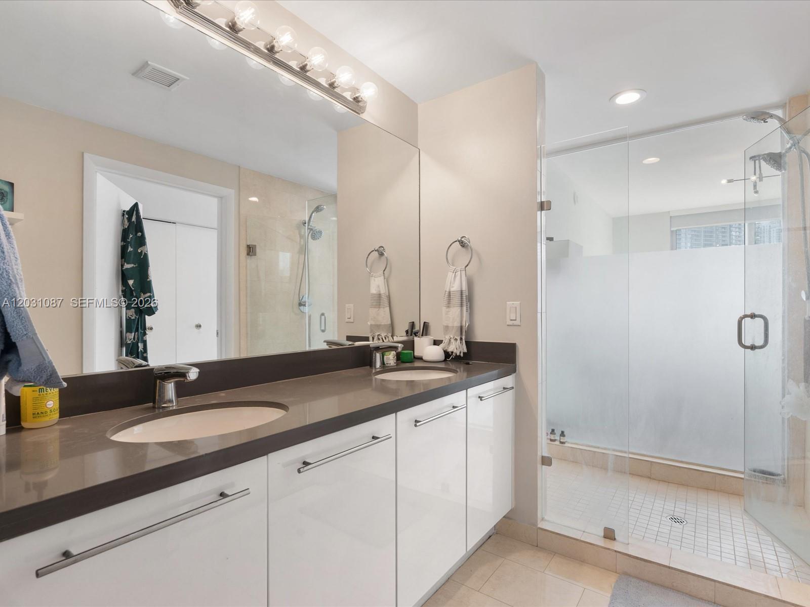90 SW 3rd St #2015, Miami FL 33130
