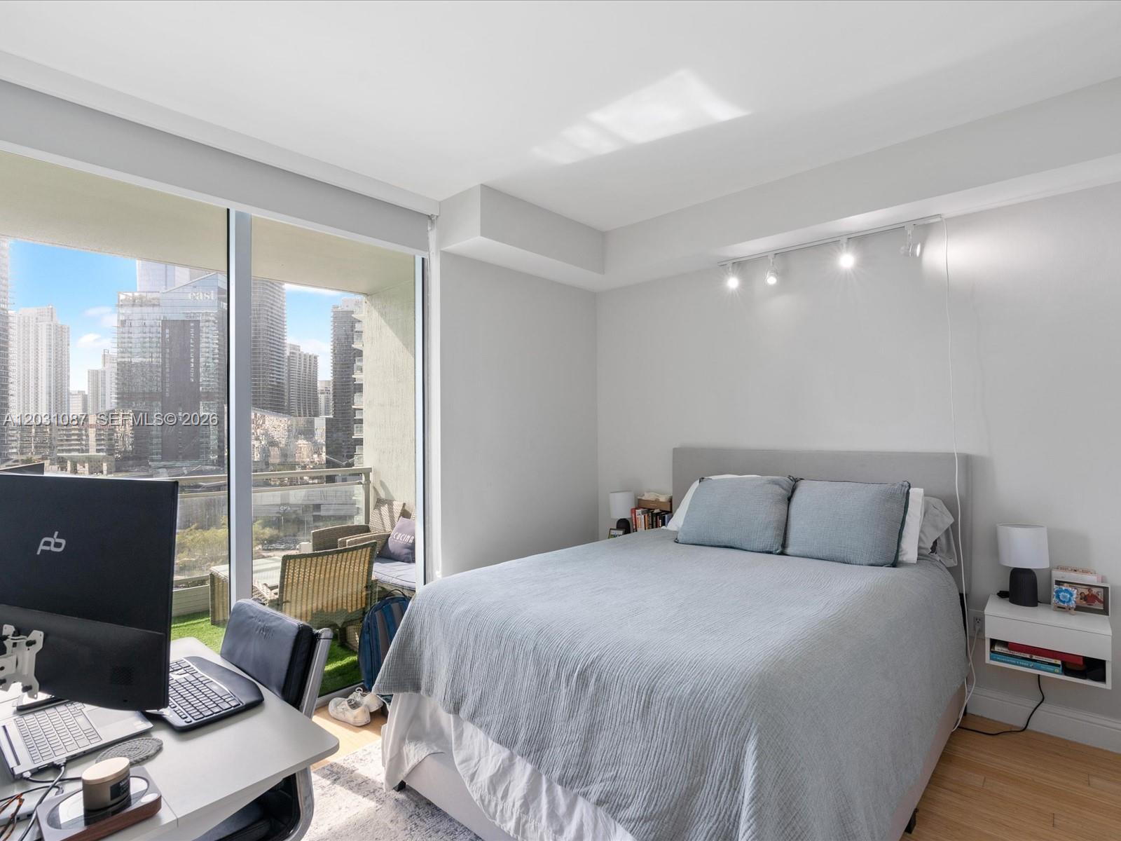 90 SW 3rd St #2015, Miami FL 33130