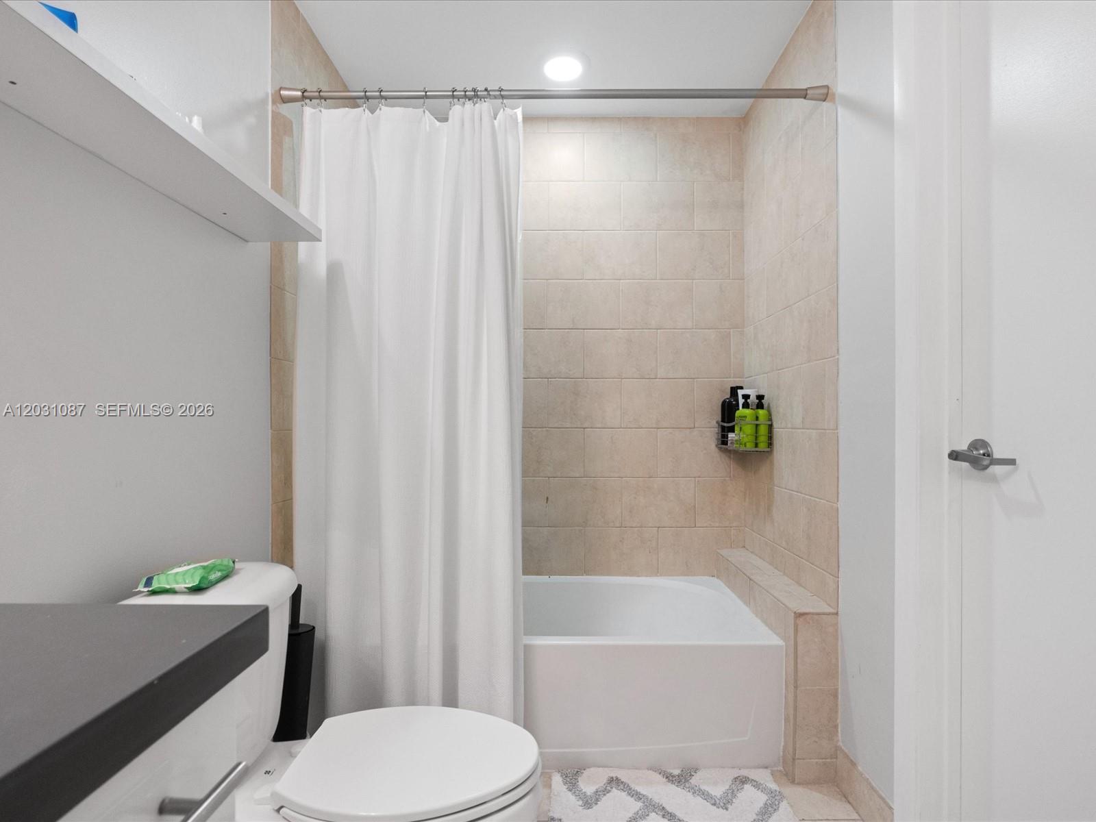 90 SW 3rd St #2015, Miami FL 33130