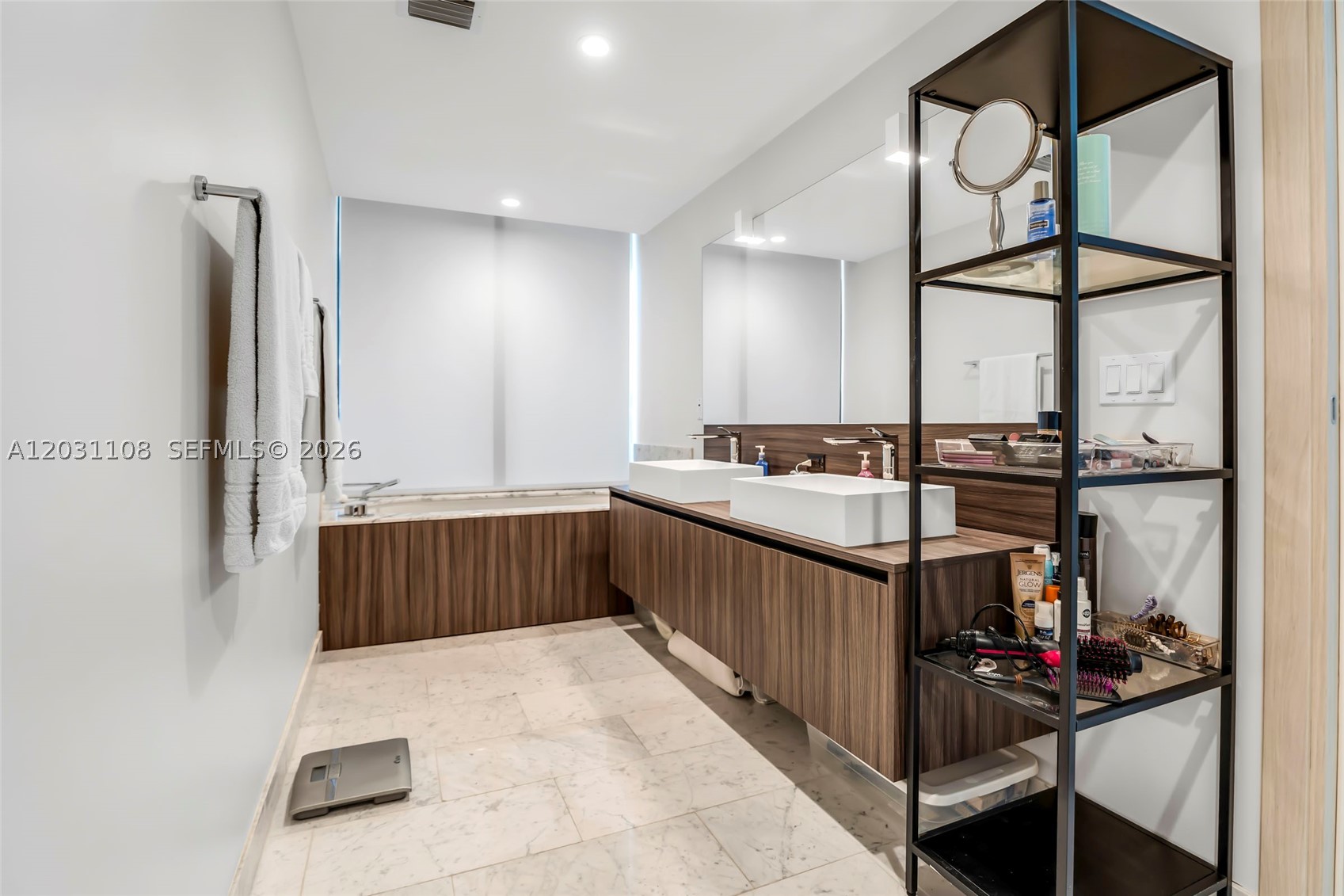 1000 Brickell Plz #4609, Miami FL 33131