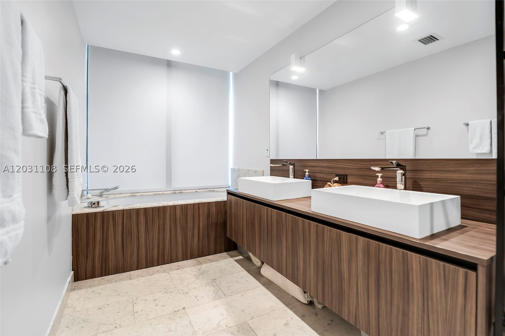 1000 Brickell Plz #4609, Miami FL 33131