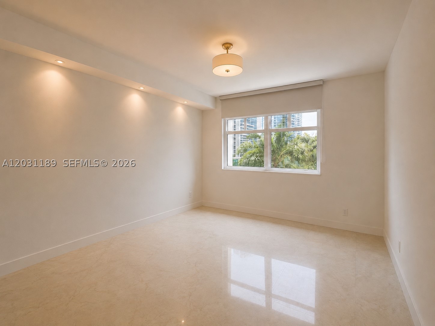 31 SE 5th St #1404, Miami FL 33131