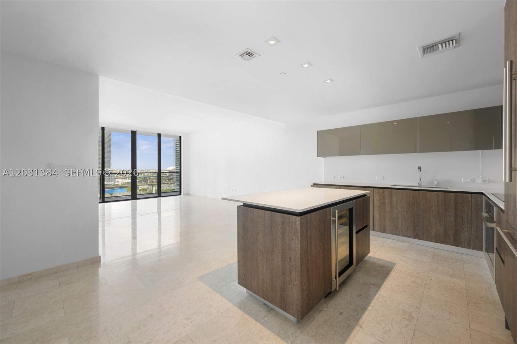 68 SE 6th St #910, Miami FL 33131