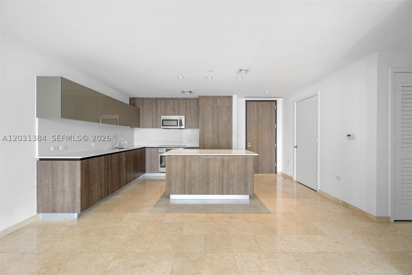 68 SE 6th St #910, Miami FL 33131