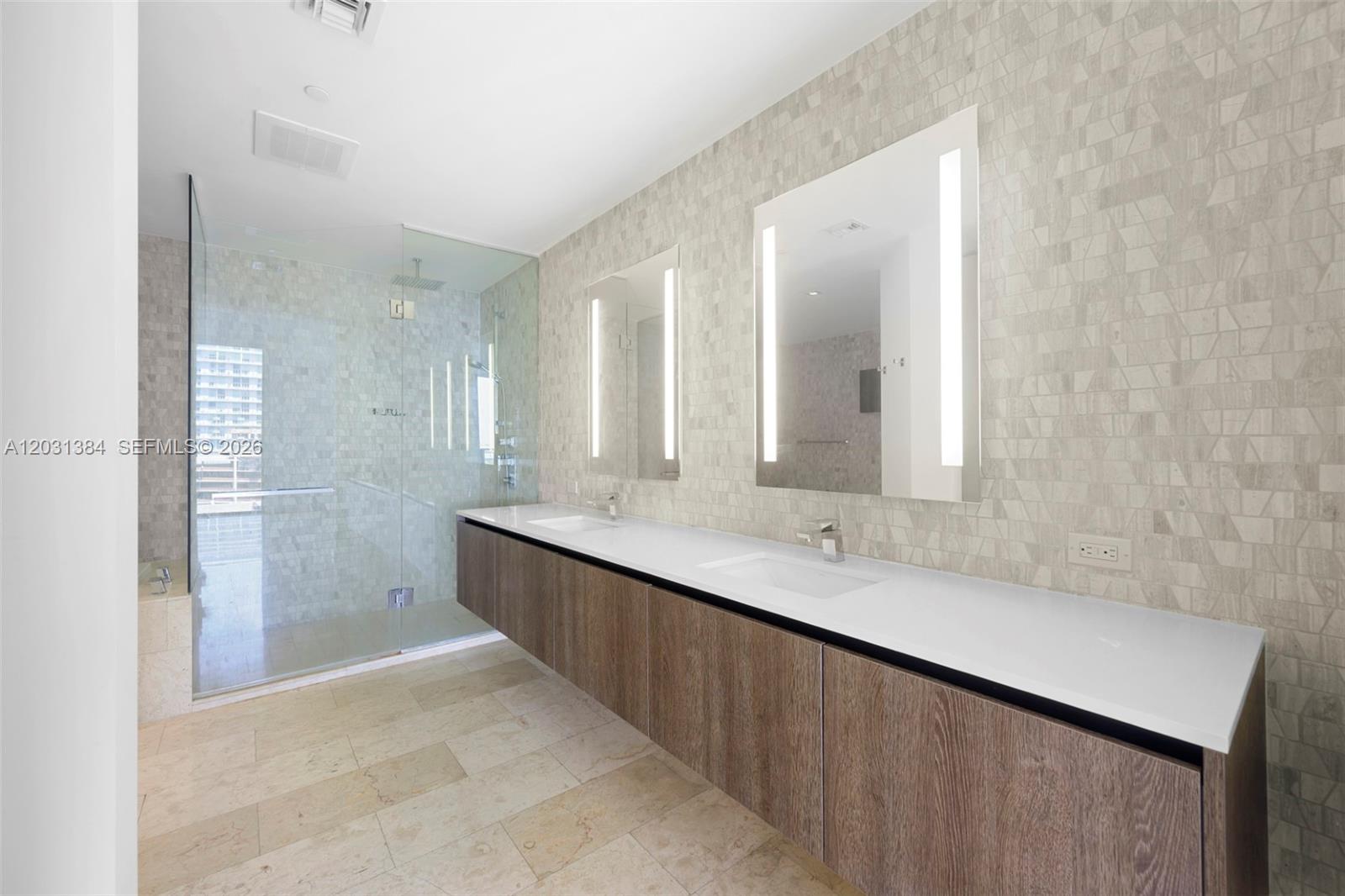 68 SE 6th St #910, Miami FL 33131
