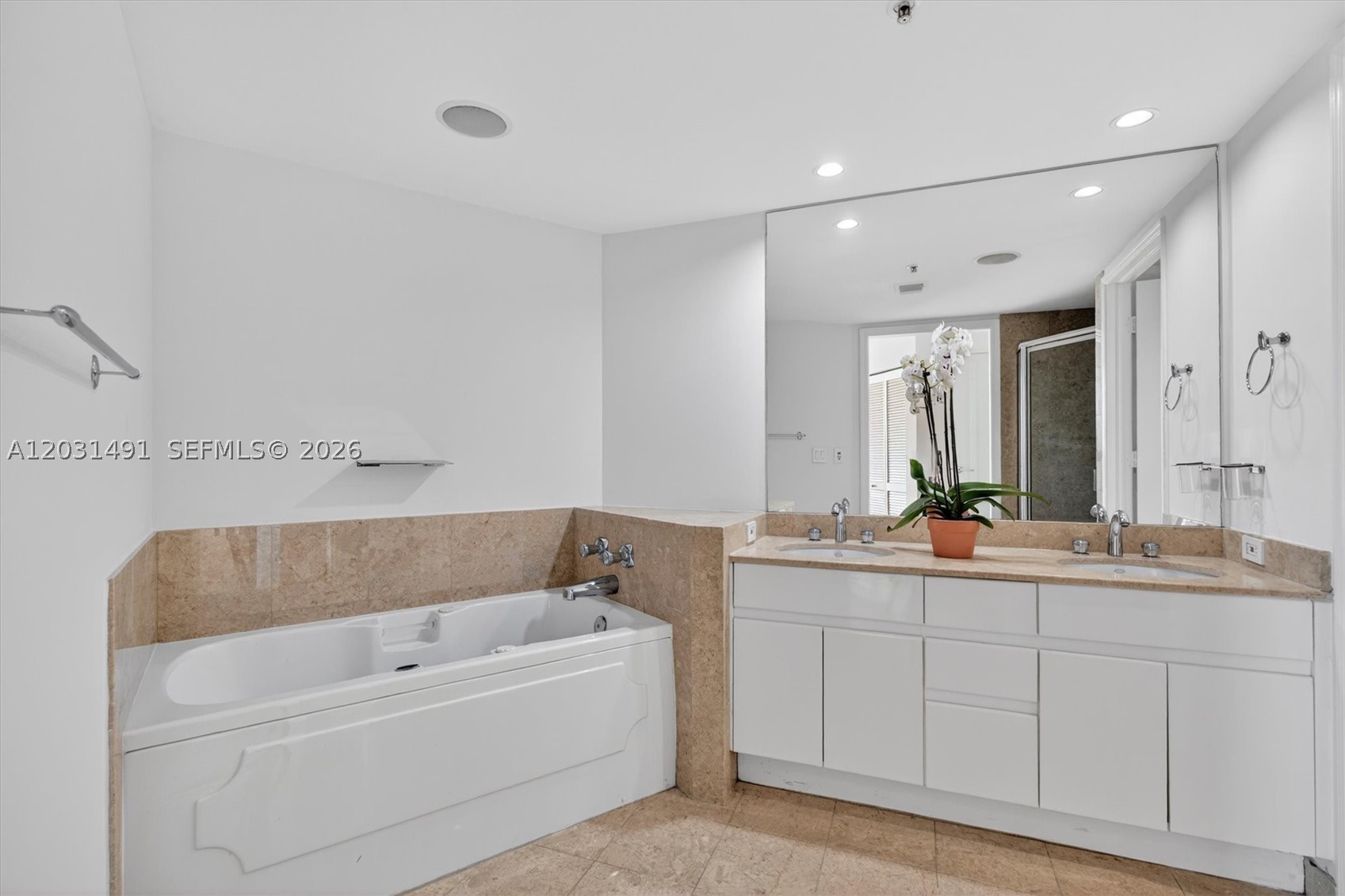 848 Brickell Key Dr #3402, Miami FL 33131