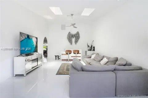 270 SE 7th St, Dania Beach FL 33004