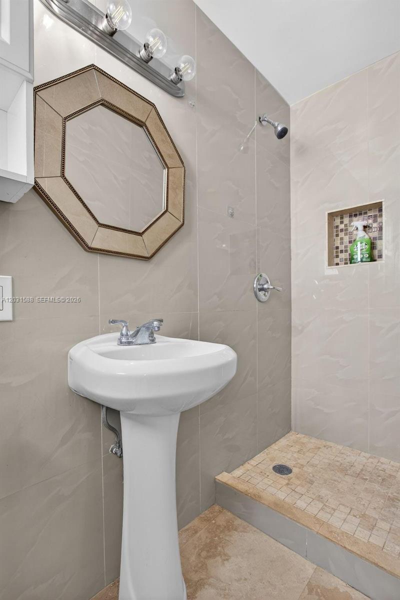1701 NE 55th St #1-2, Fort Lauderdale FL 33334