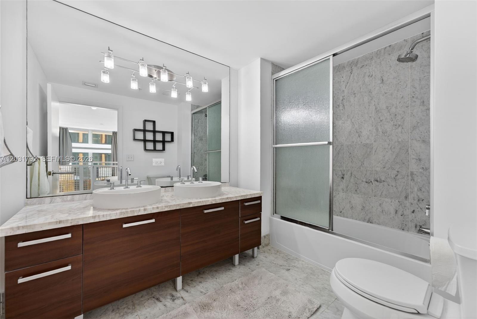 253 NE 2nd St #424, Miami FL 33132
