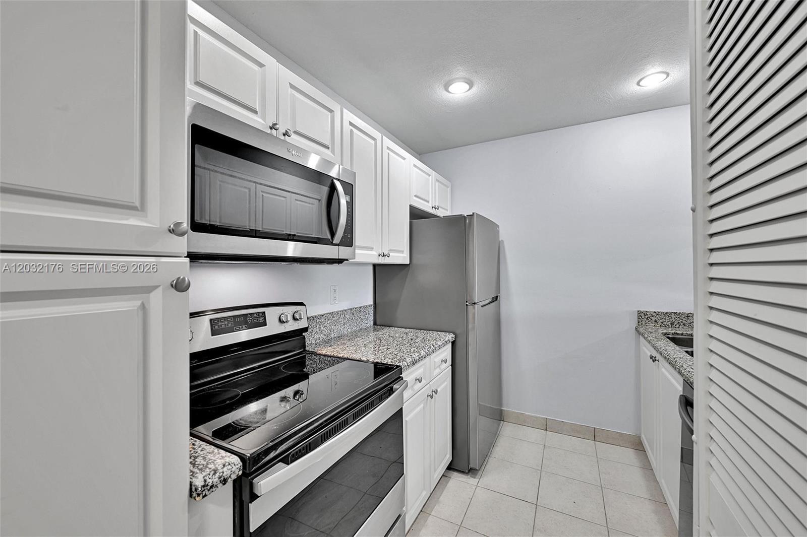 906 Twin Lakes Dr #8-J, Coral Springs FL 33071