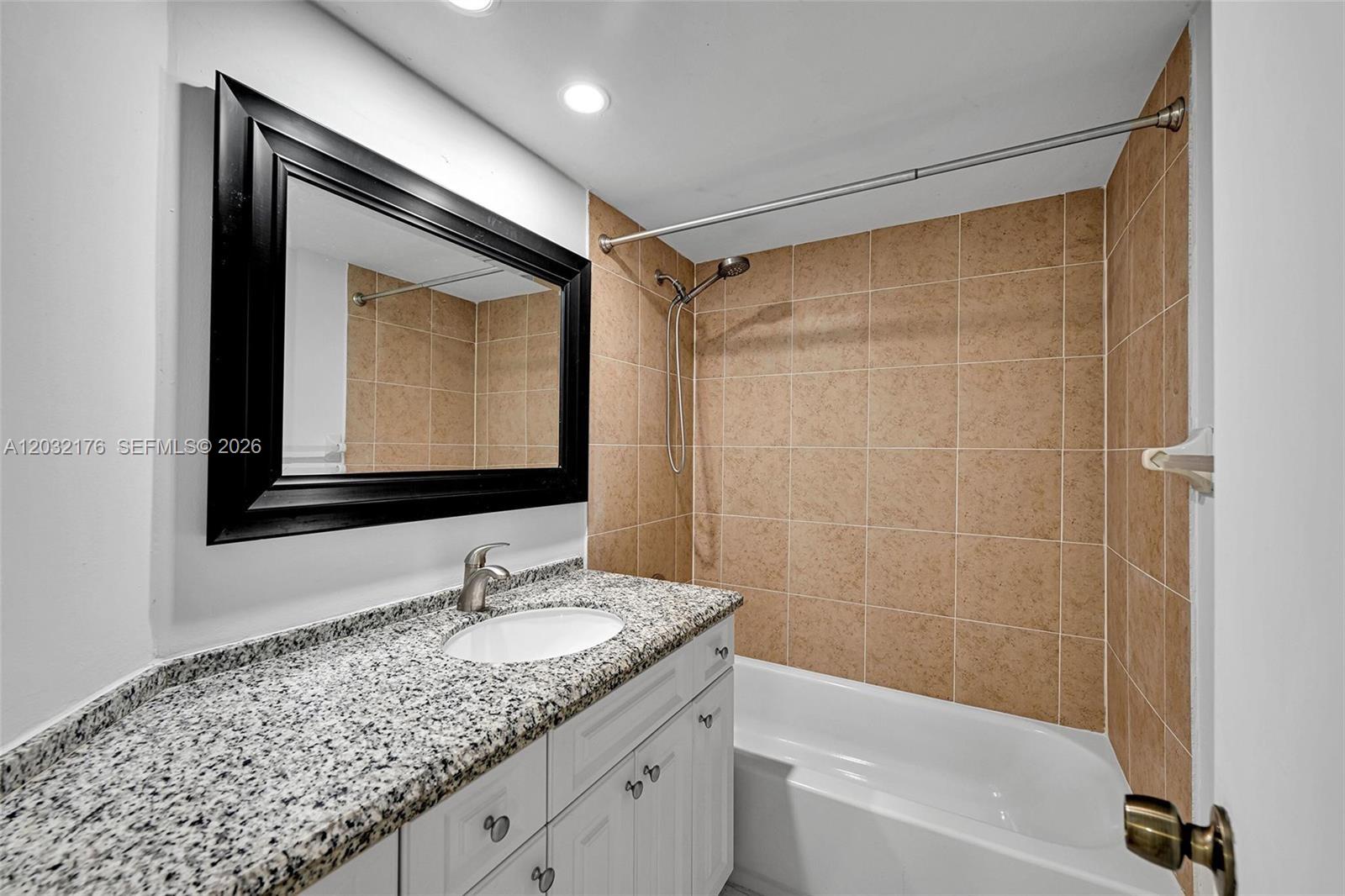 906 Twin Lakes Dr #8-J, Coral Springs FL 33071