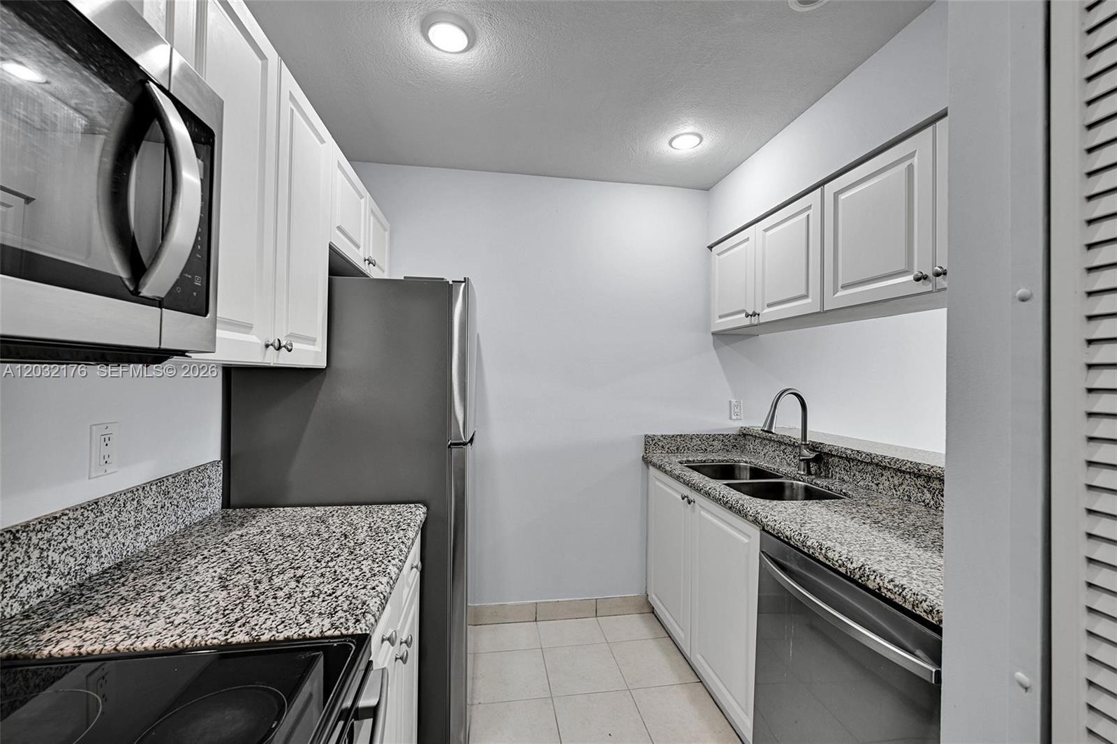 906 Twin Lakes Dr #8-J, Coral Springs FL 33071