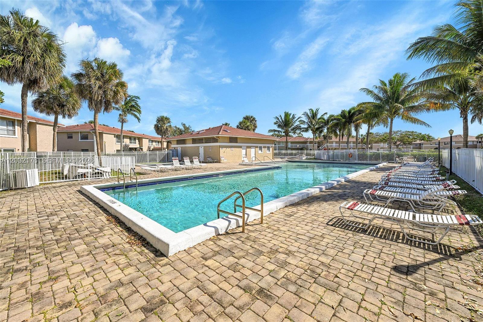 906 Twin Lakes Dr #8-J, Coral Springs FL 33071