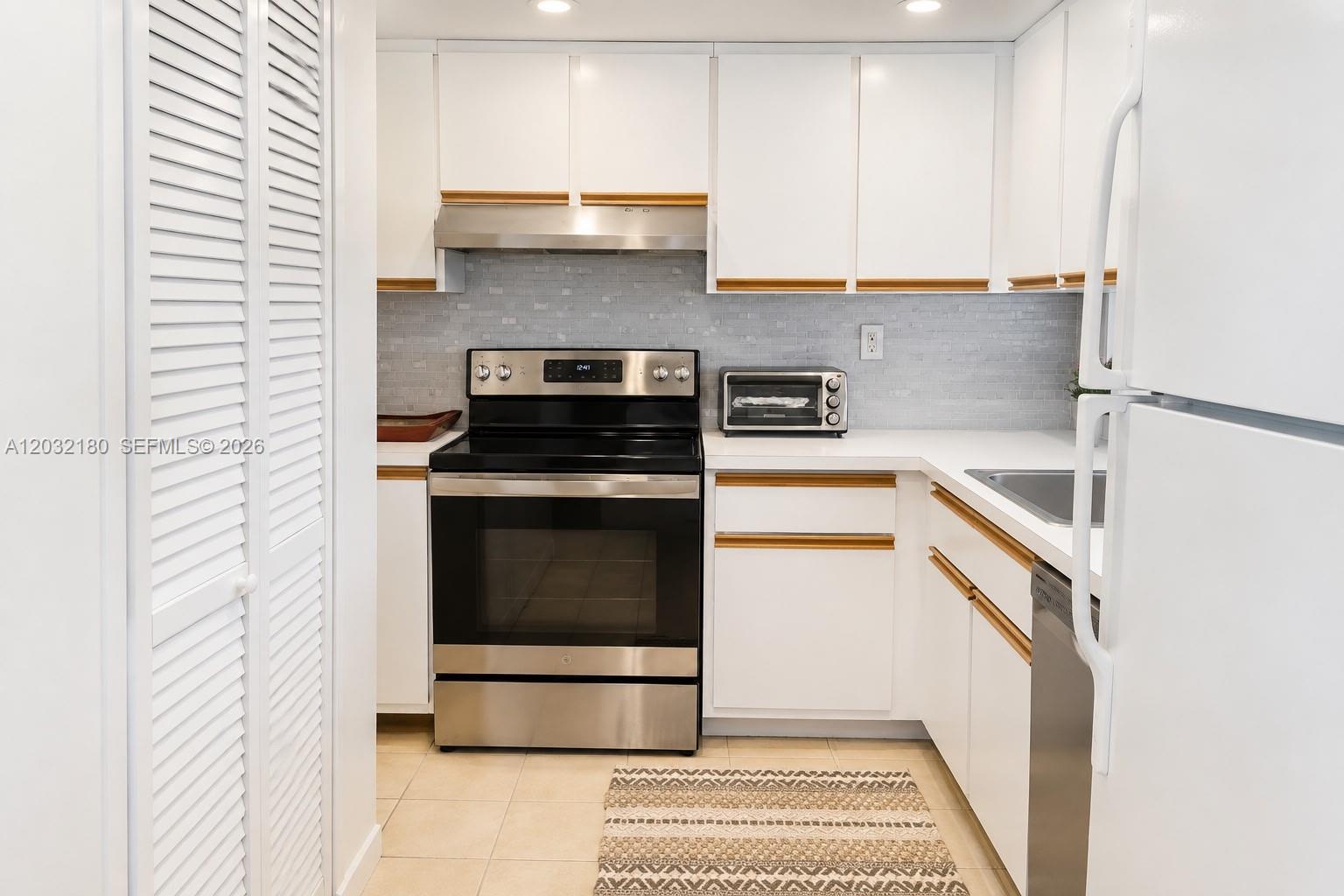 540 Brickell Key Dr #1802, Miami FL 33131
