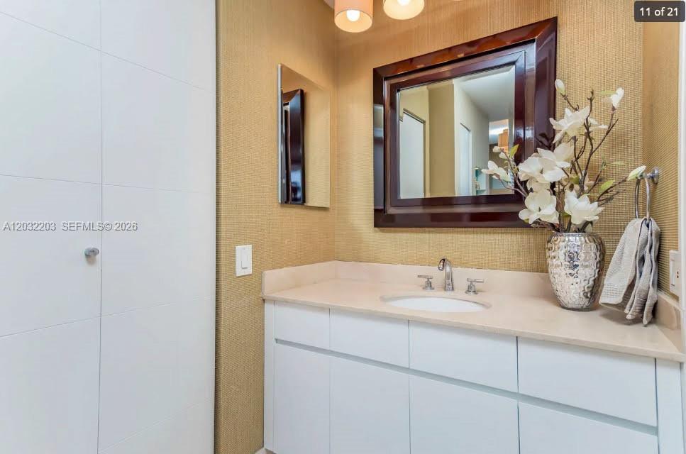 888 Brickell Key Dr #1004, Miami FL 33131