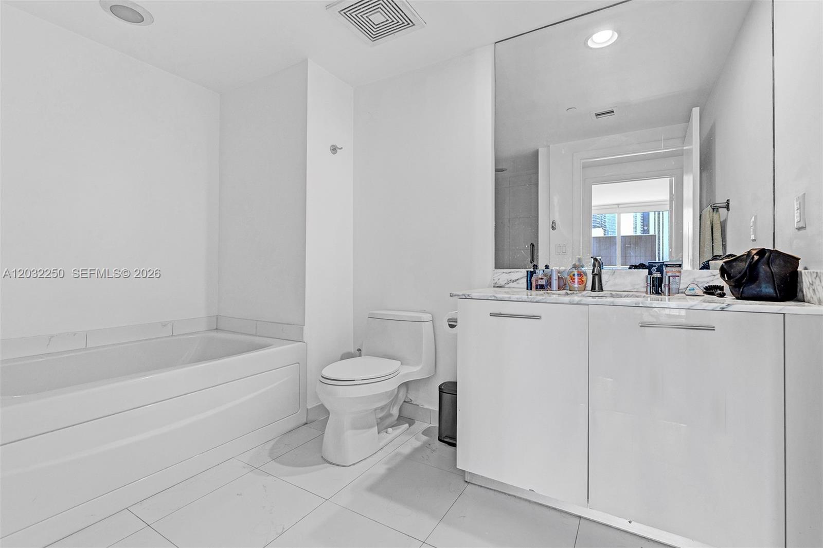 55 SE 6th St #1208, Miami FL 33131