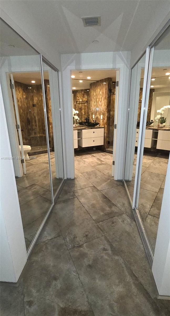 300 S Pointe Dr #908, Miami Beach FL 33139