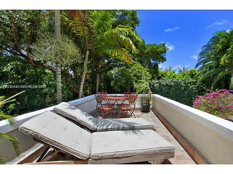 5621 Alton Rd, Miami Beach FL 33140