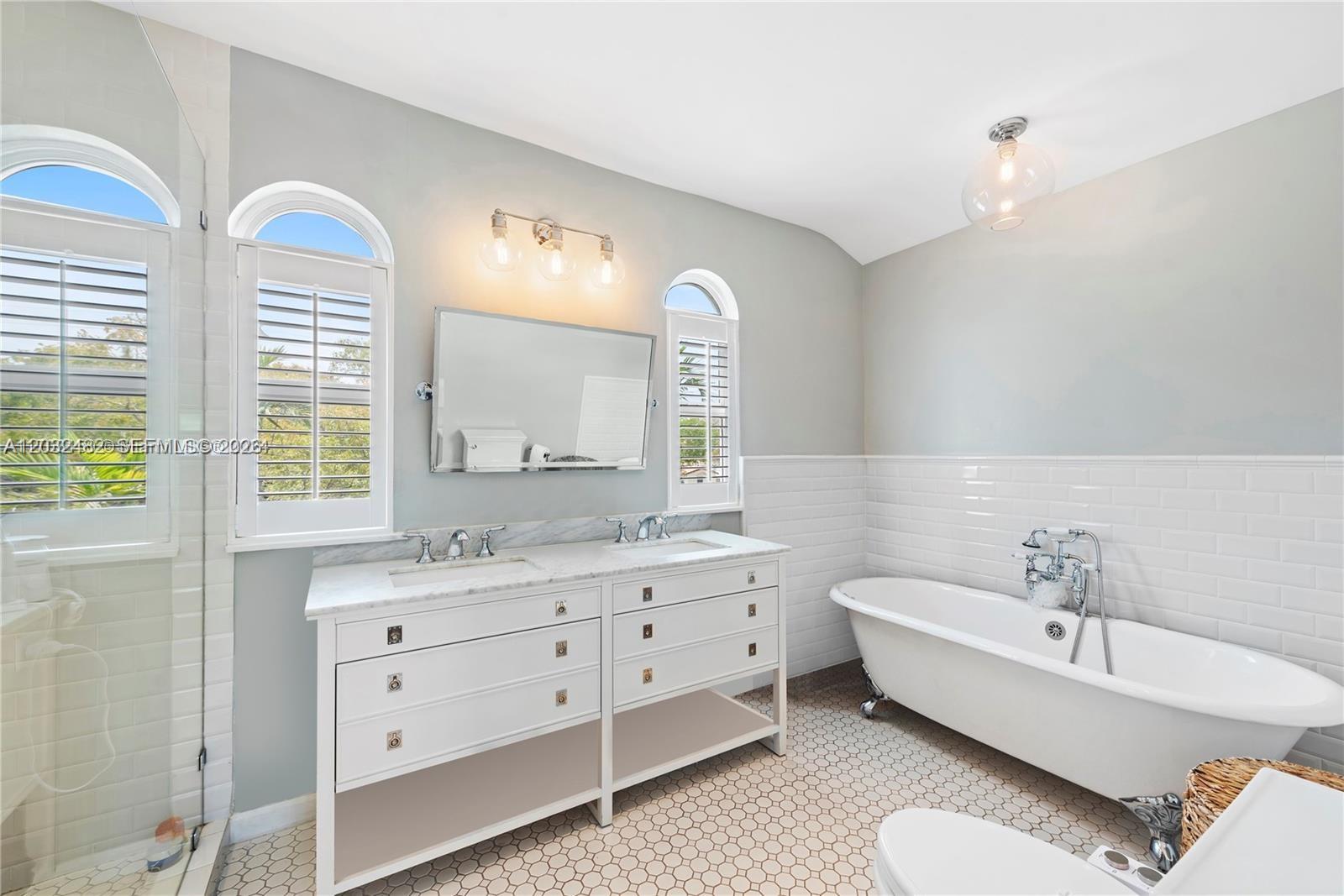 5621 Alton Rd, Miami Beach FL 33140