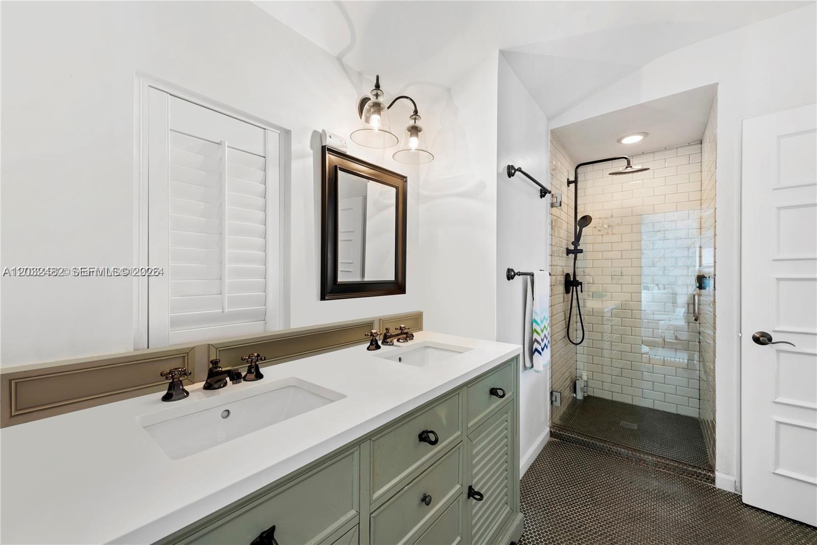 5621 Alton Rd, Miami Beach FL 33140