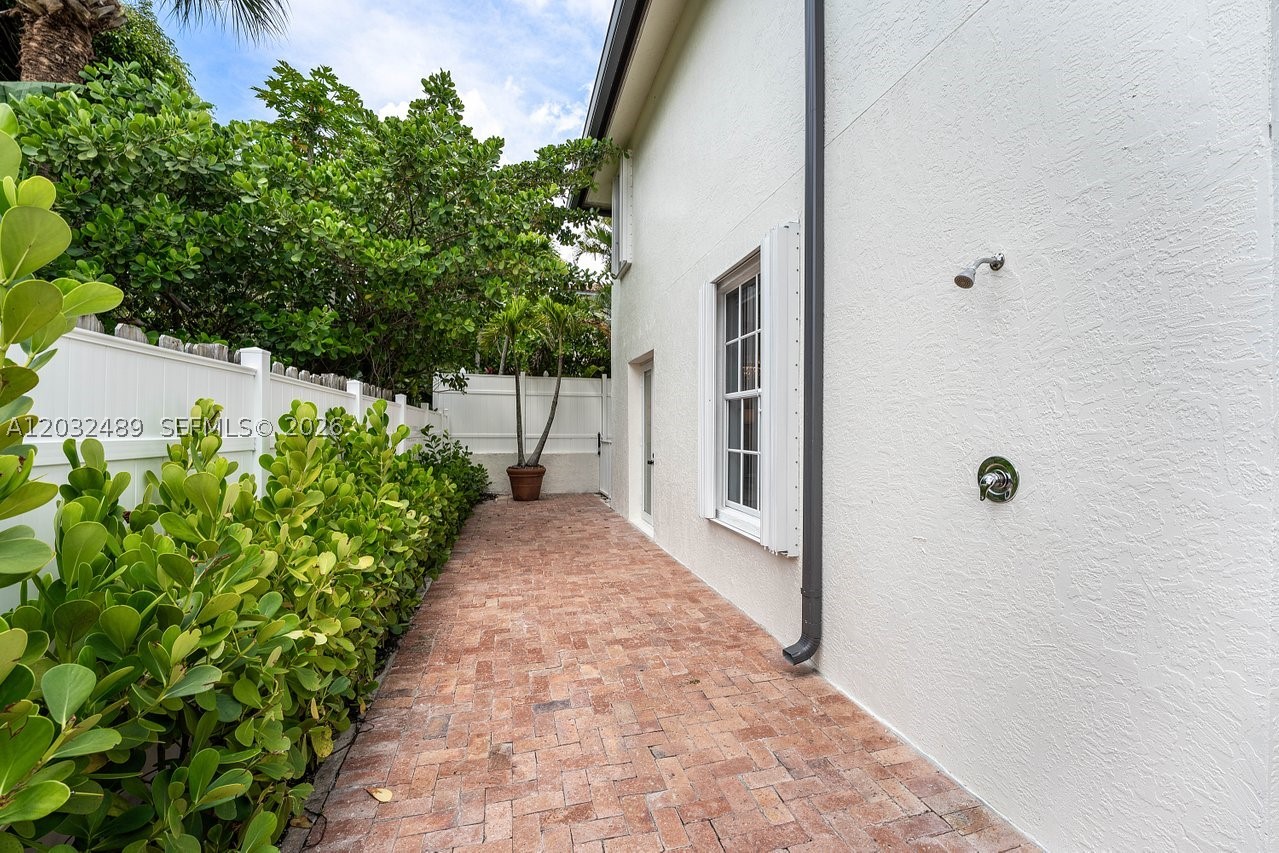 460 Surfside Ln, Juno Beach FL 33408