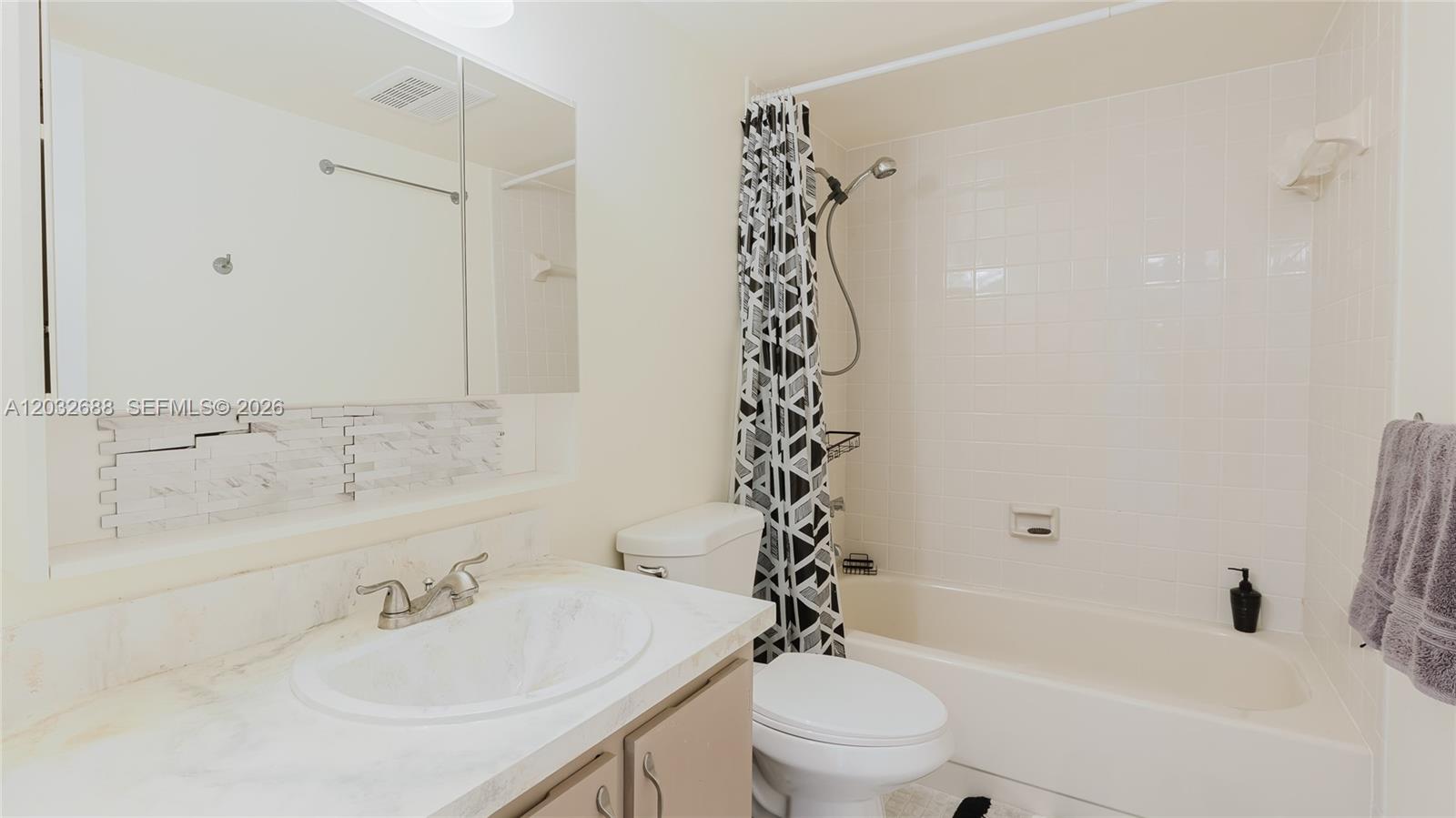 424 SE 10th St #204, Dania Beach FL 33004