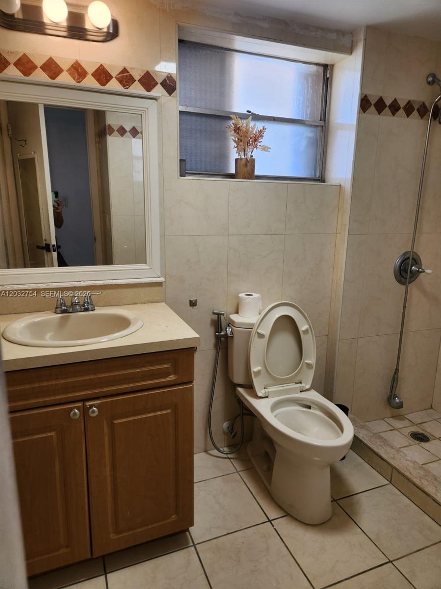 160 Royal Palm Rd #215, Hialeah Gardens FL 33016