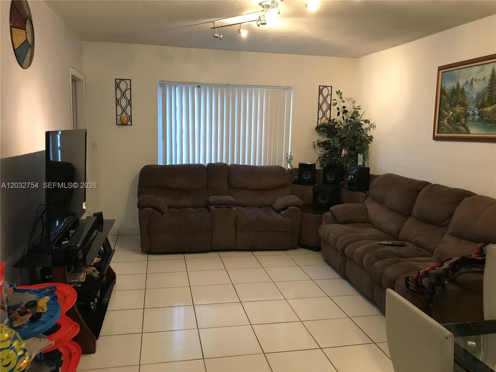 160 Royal Palm Rd #215, Hialeah Gardens FL 33016